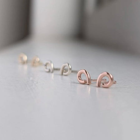 handmade loop studs × 9ct gold