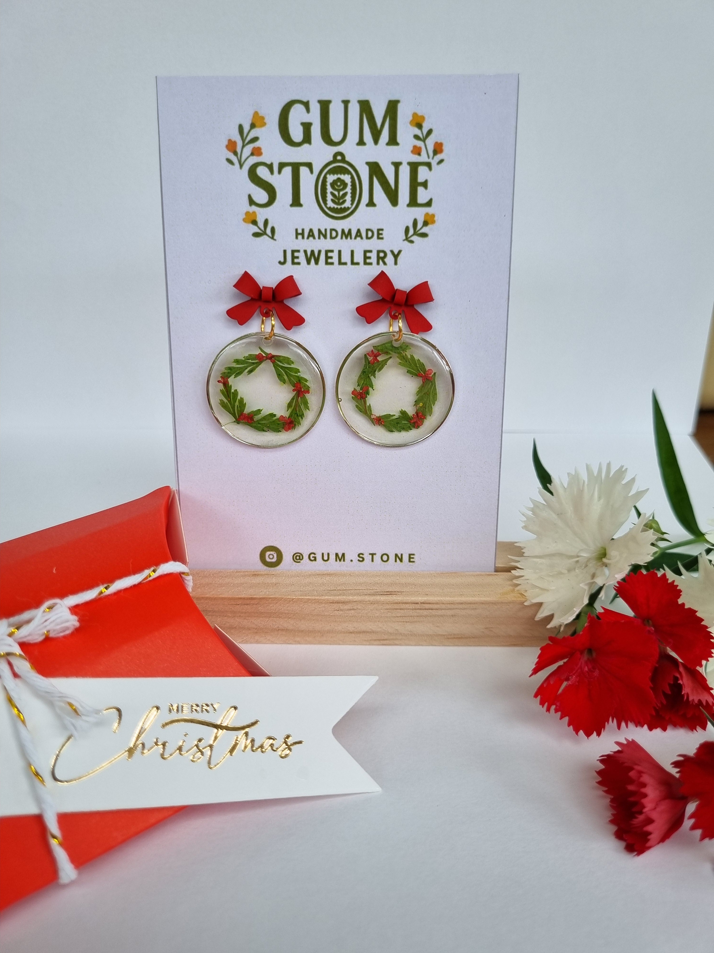 🌿✨ Christmas Wreath Resin Earrings – Handmade with Real Pressed Flowers