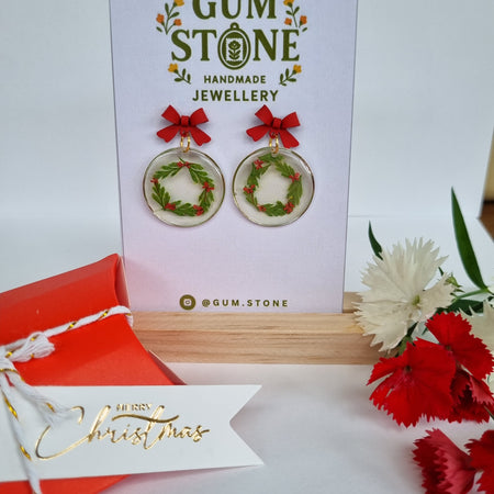 🌿✨ Christmas Wreath Resin Earrings – Handmade with Real Pressed Flowers