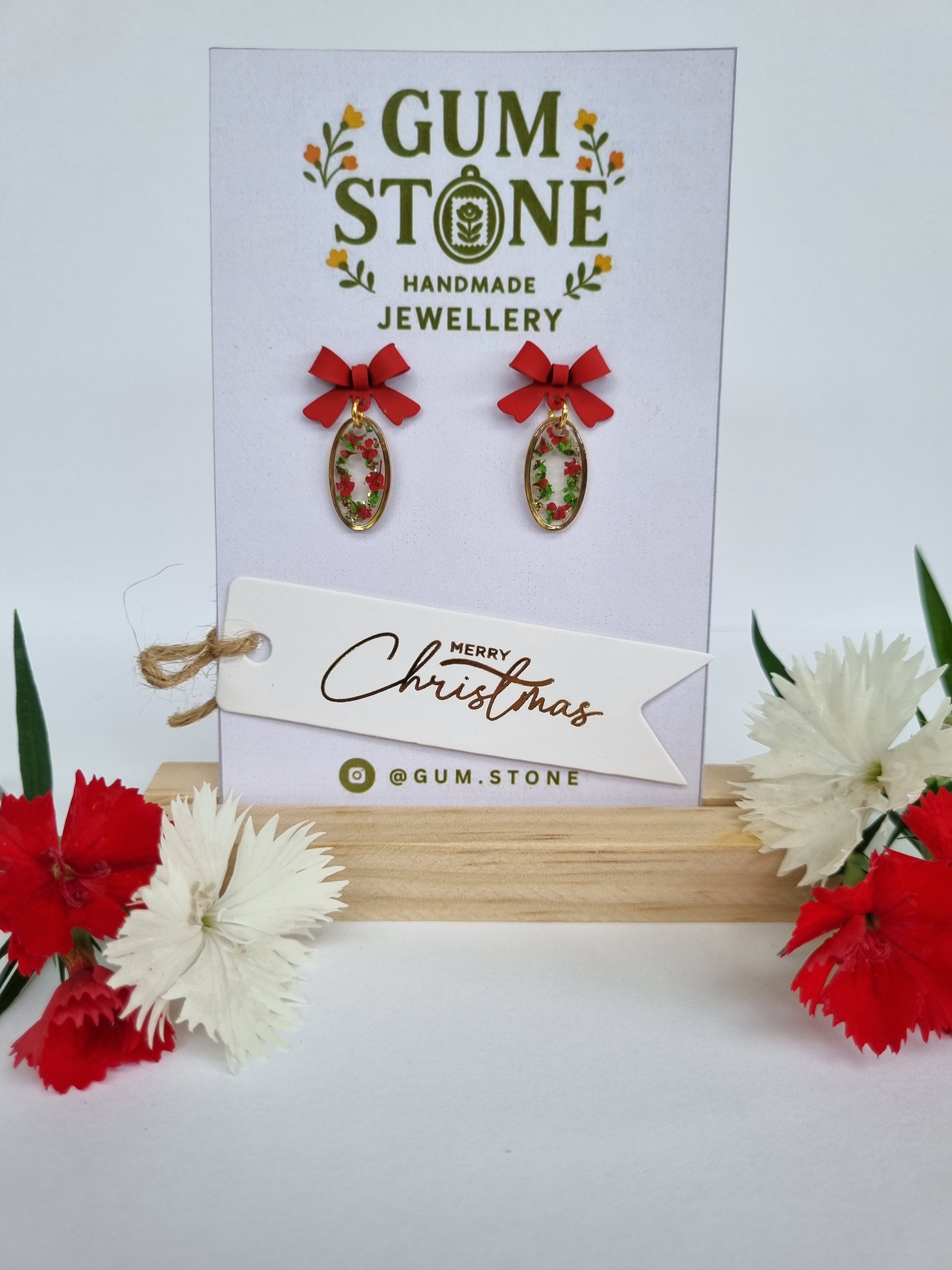 🎄✨ Dainty Christmas Wreath Resin Earrings – Handmade with Real Pressed Flowers