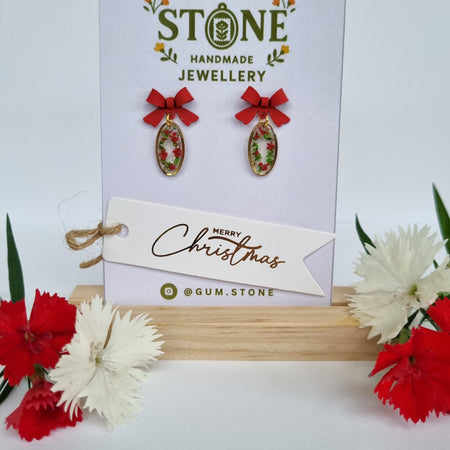 🎄✨ Dainty Christmas Wreath Resin Earrings – Handmade with Real Pressed Flowers