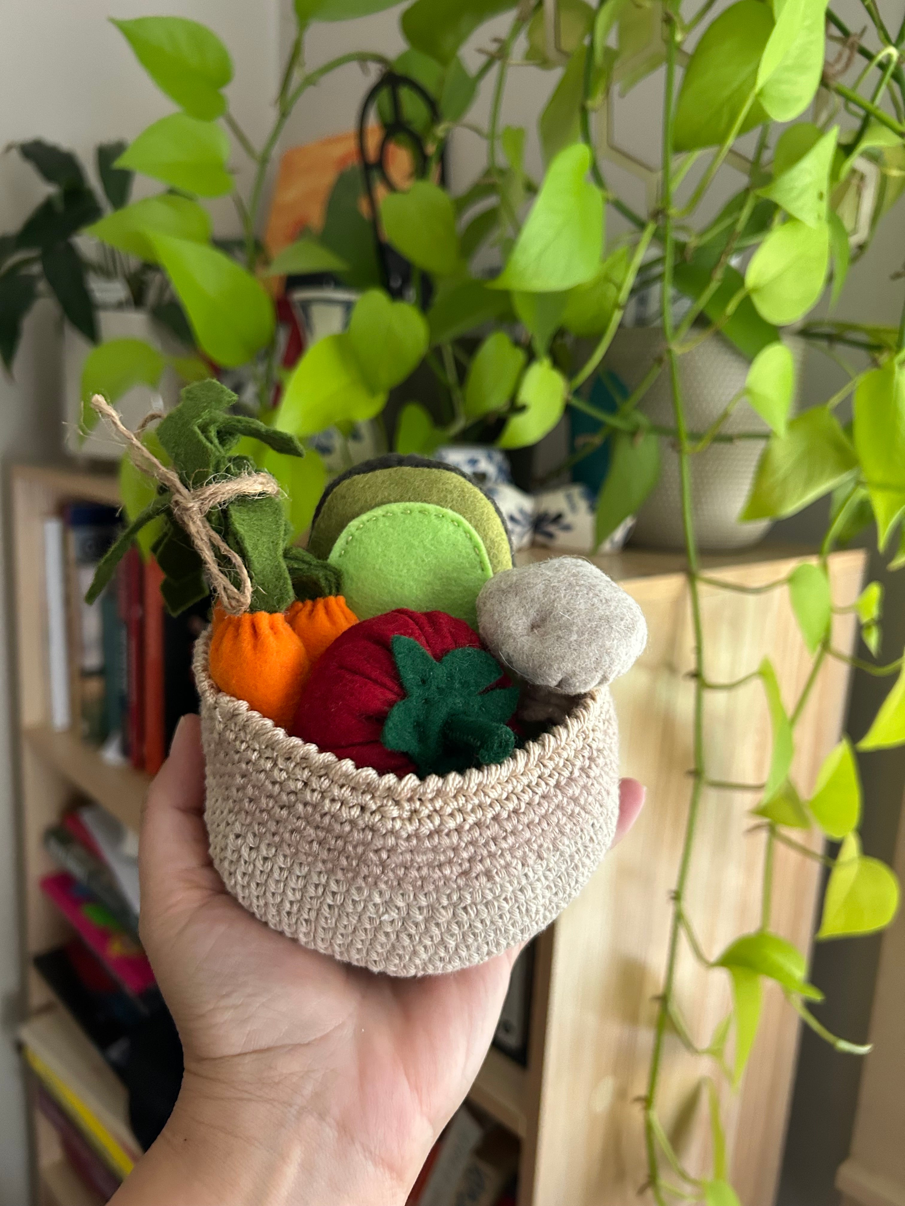 Veggies in a crochet basket (beige trim), felt play food, toddler gift value pack