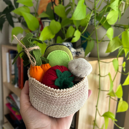 Veggies in a crochet basket (beige trim), felt play food, toddler gift value pack