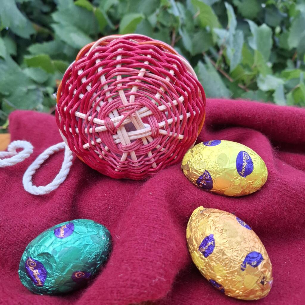 EASTER BASKET HANGING GARLIC CHILD