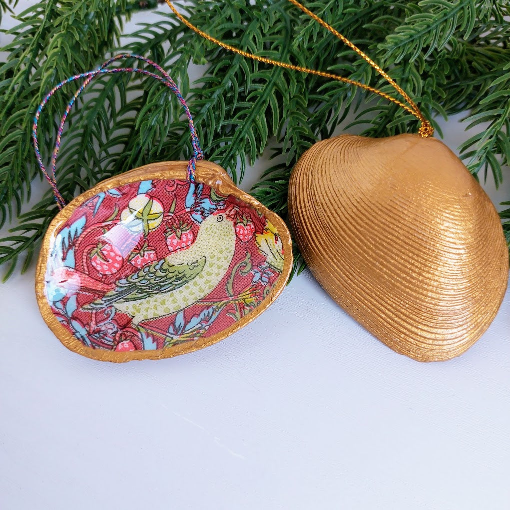 William Morris Strawberry Thief - Real pipi clam shell - Hanging Christmas ornament