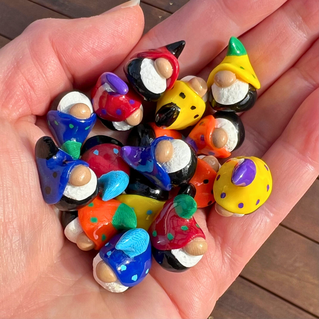 Sweet mini gnomes (set of 16)