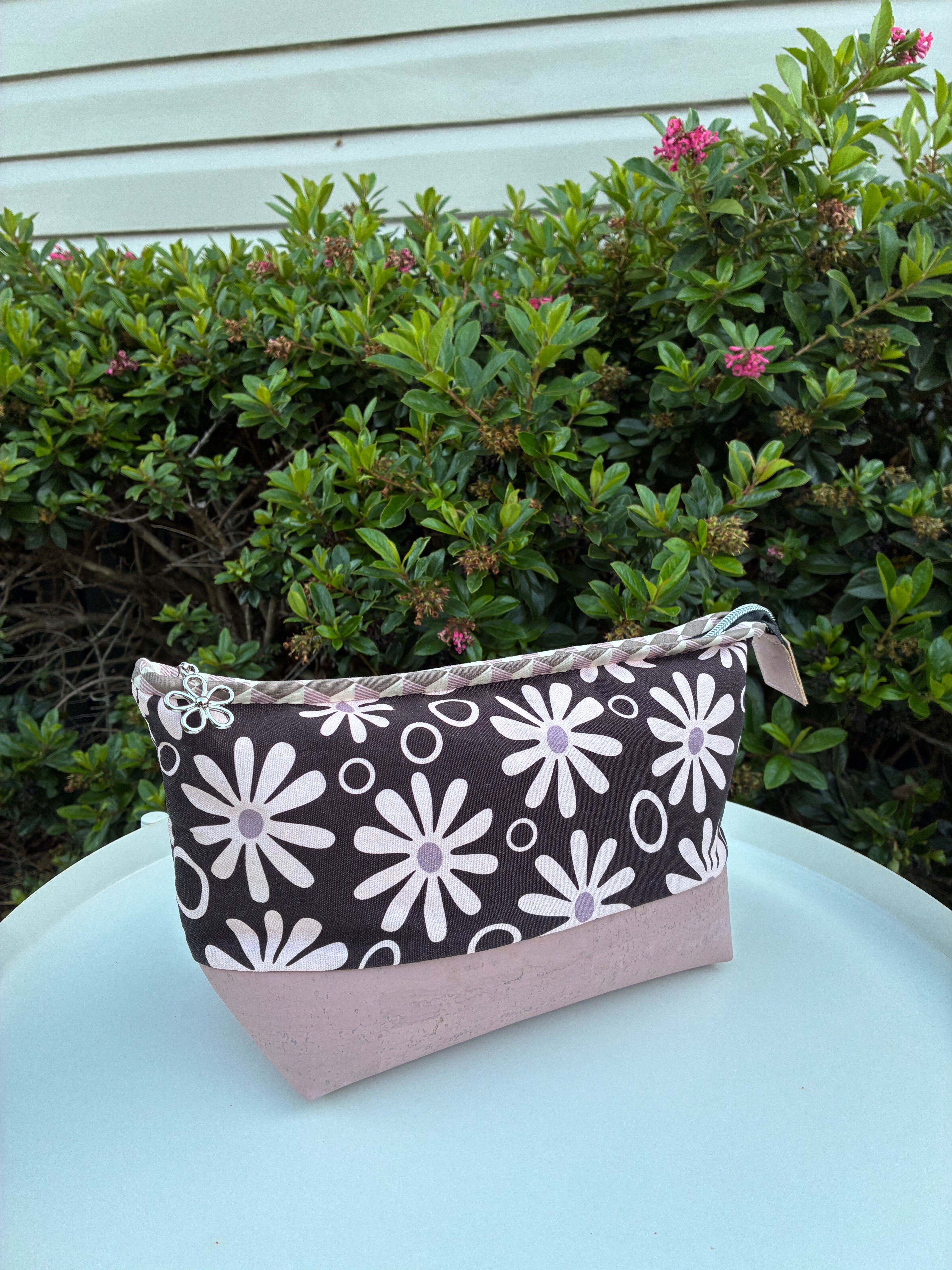 Lola Pouch - Funky Daisies (Anzela Simcock)