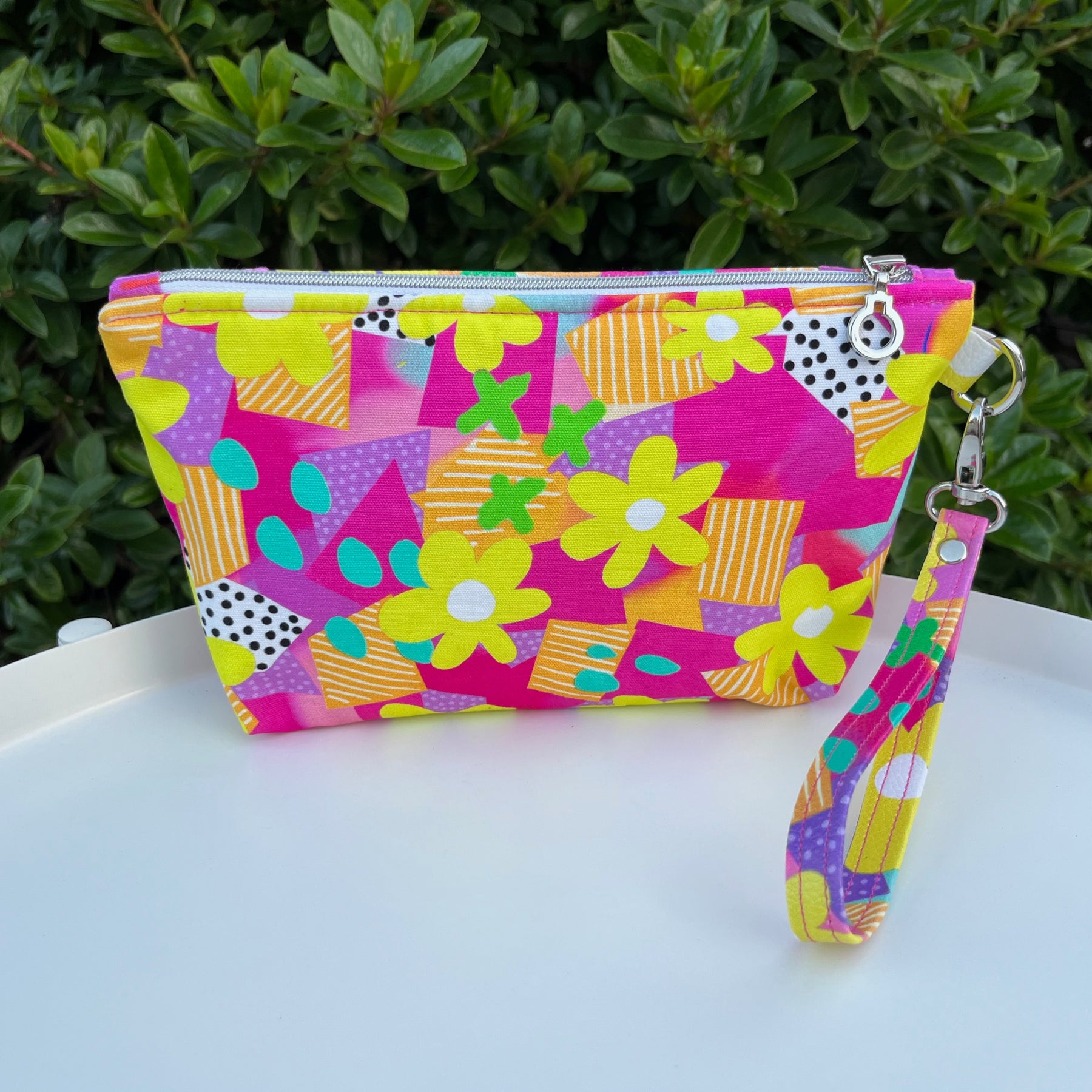 Norfolk Pouch - Daisy Dazzler with pink