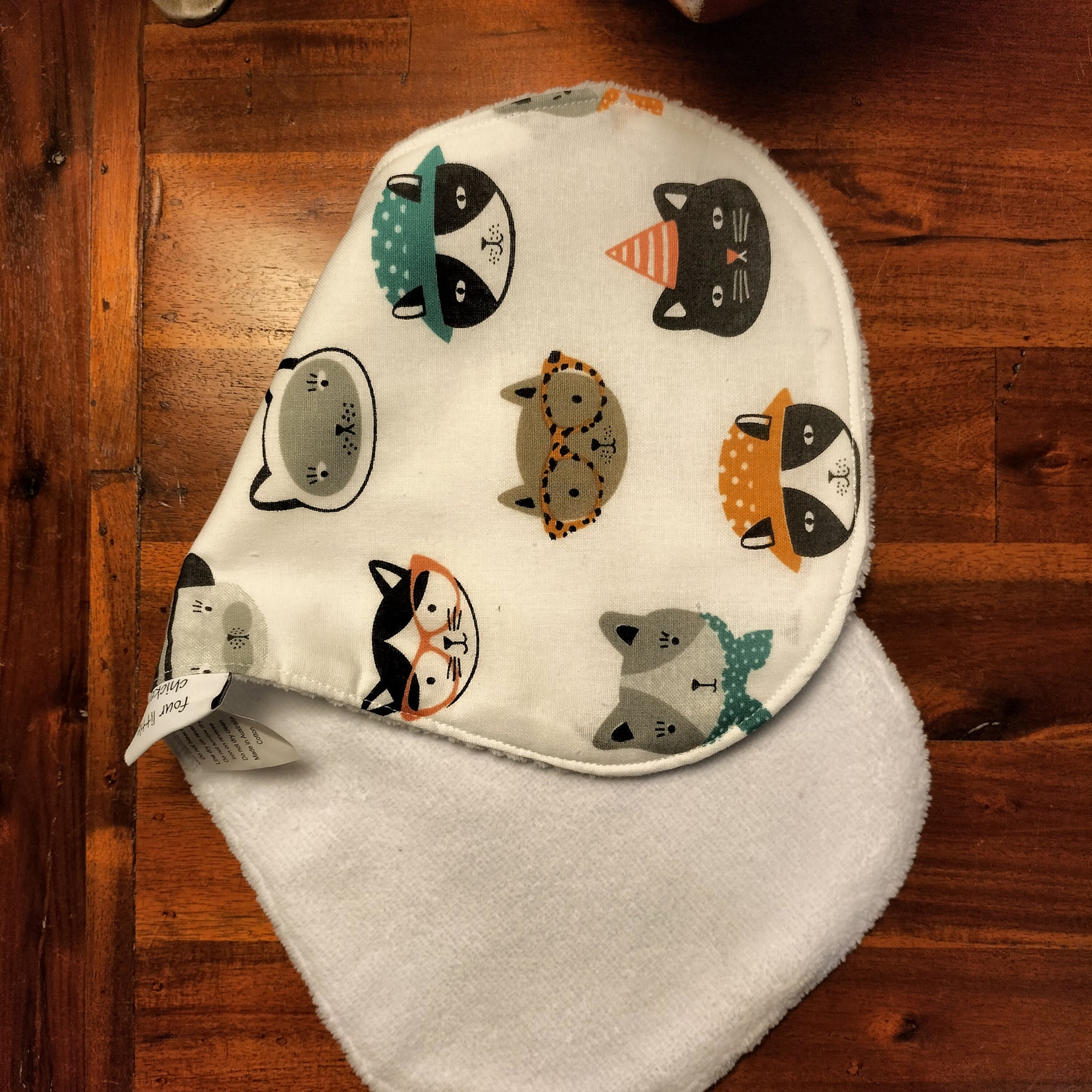 GROOVY CATS BURP CLOTH WITH WHITE TOWELLING