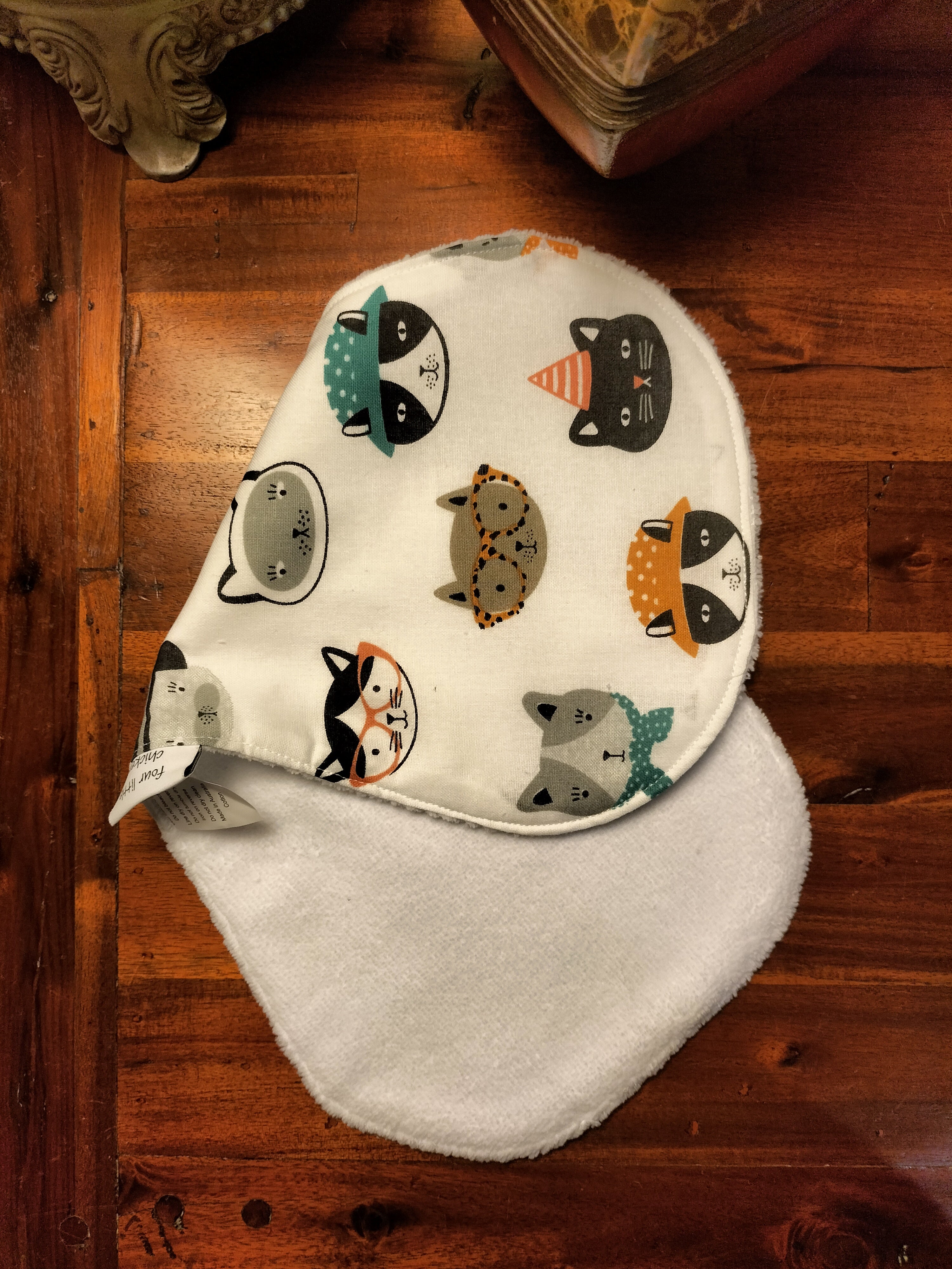 GROOVY CATS BURP CLOTH WITH WHITE TOWELLING
