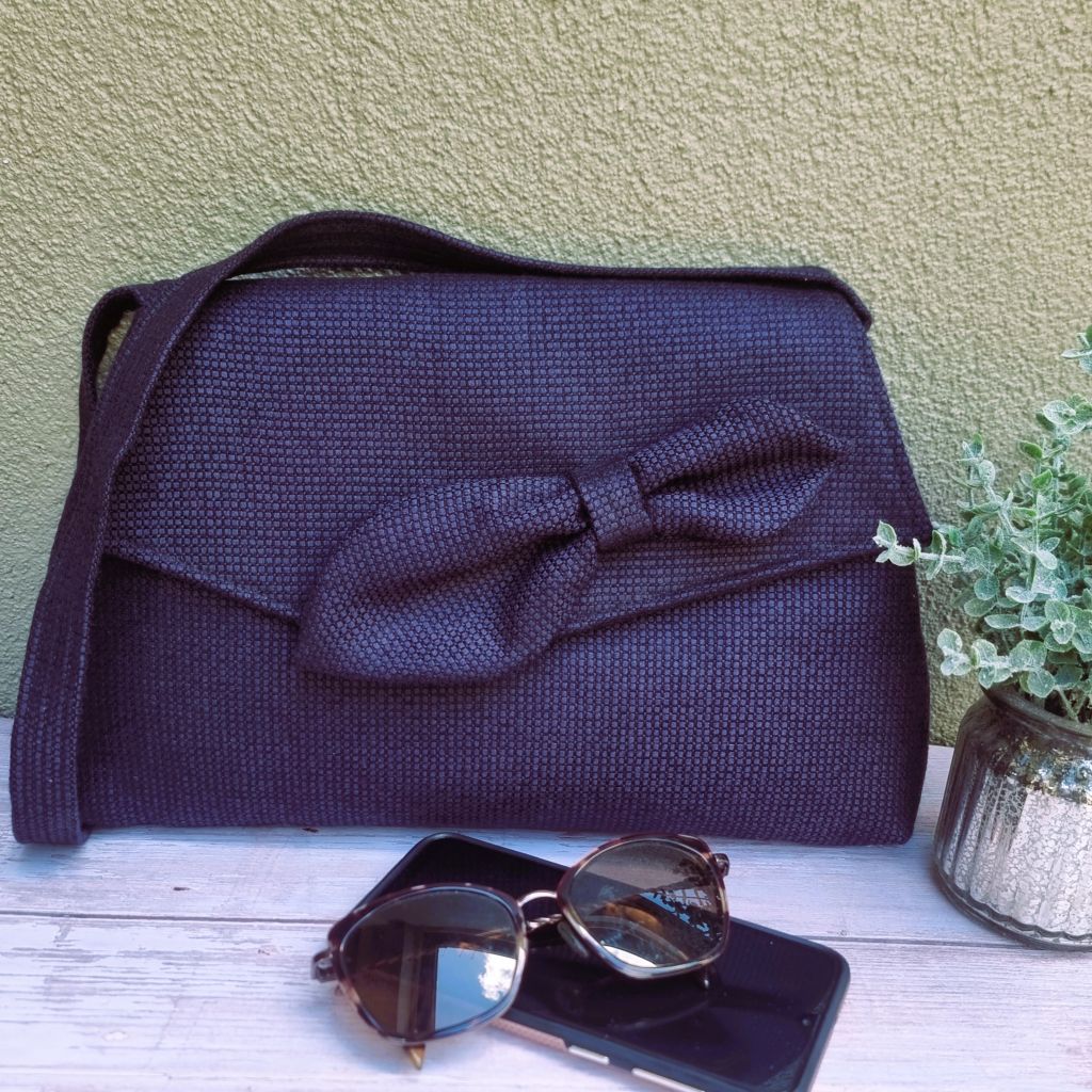 Classic vintage style handbag - deep purple