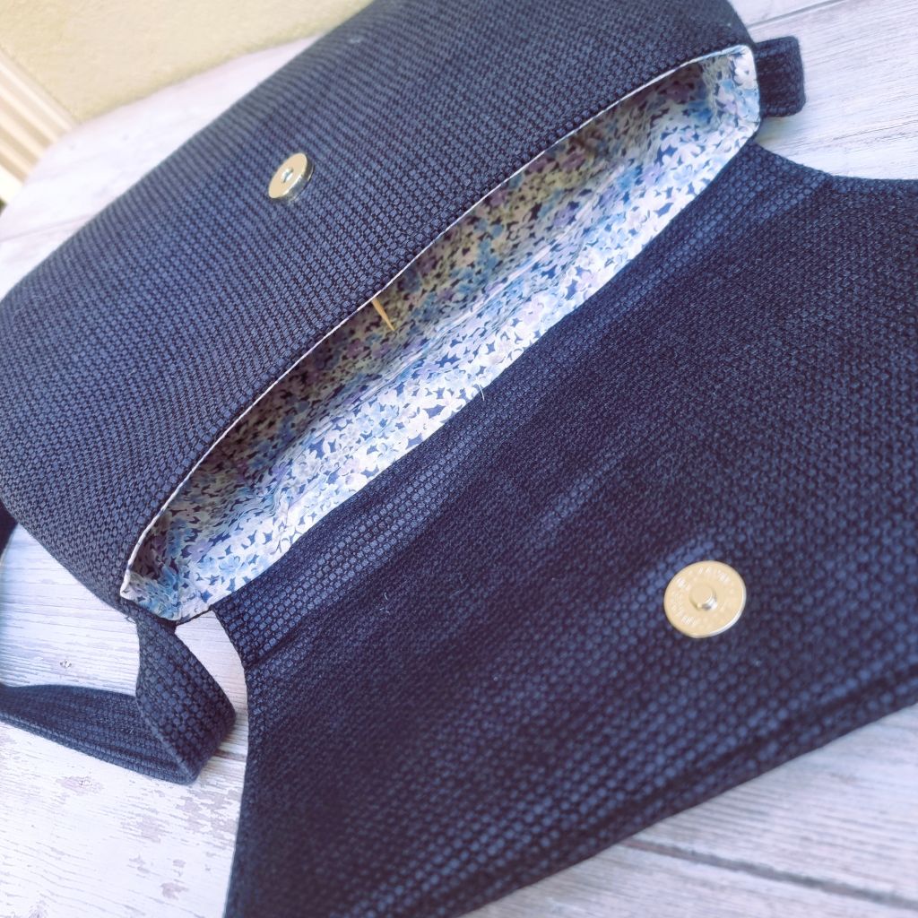 Classic vintage style handbag - deep purple