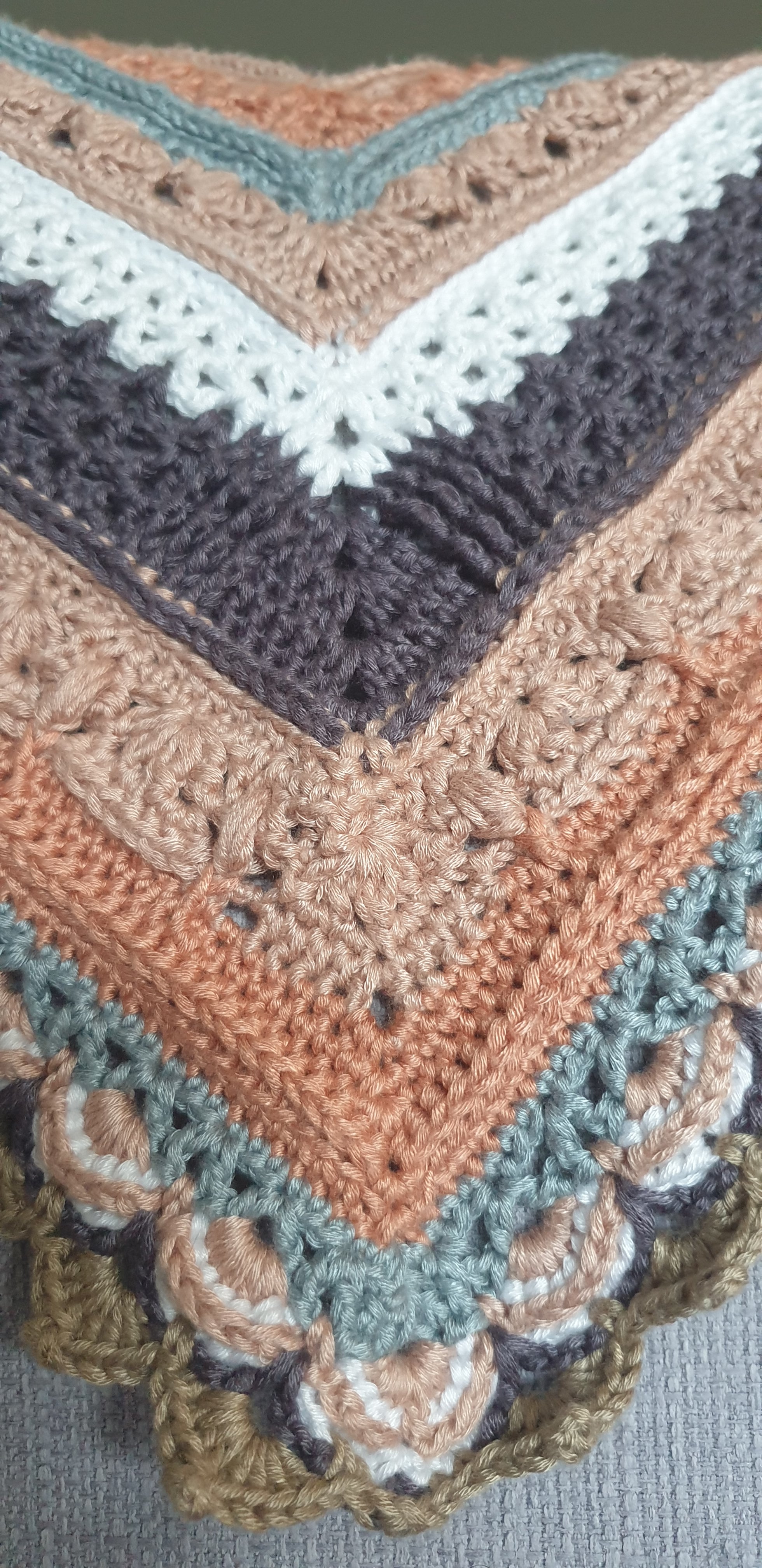 Beautiful Bamboo Blanket in beige/grey