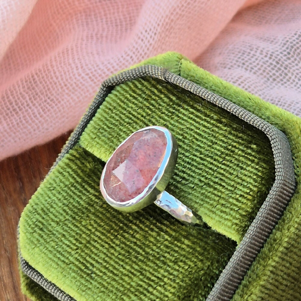 Strawberry Quartz Ring with Hammered Band MI5