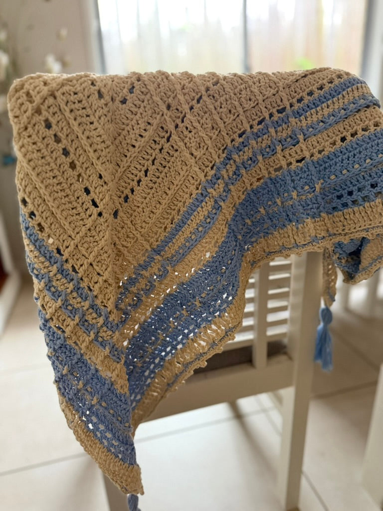 #082 Ladies wrap around shawl