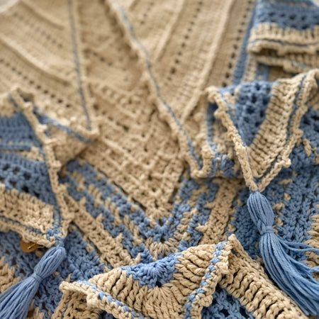 #082 Ladies wrap around shawl