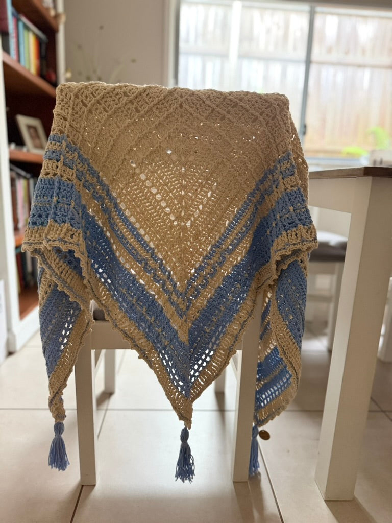 #082 Ladies wrap around shawl
