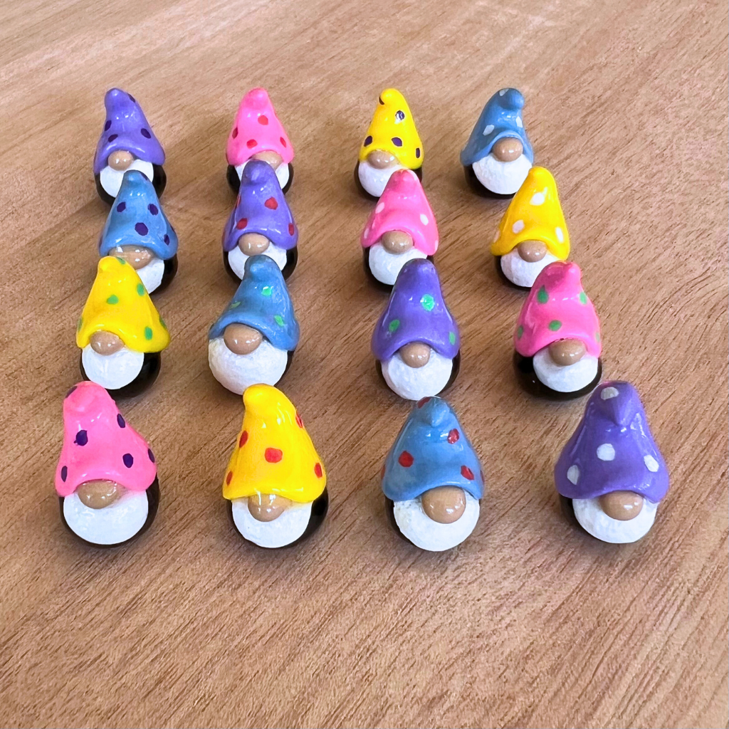 Sweet mini gnomes (set of 16)