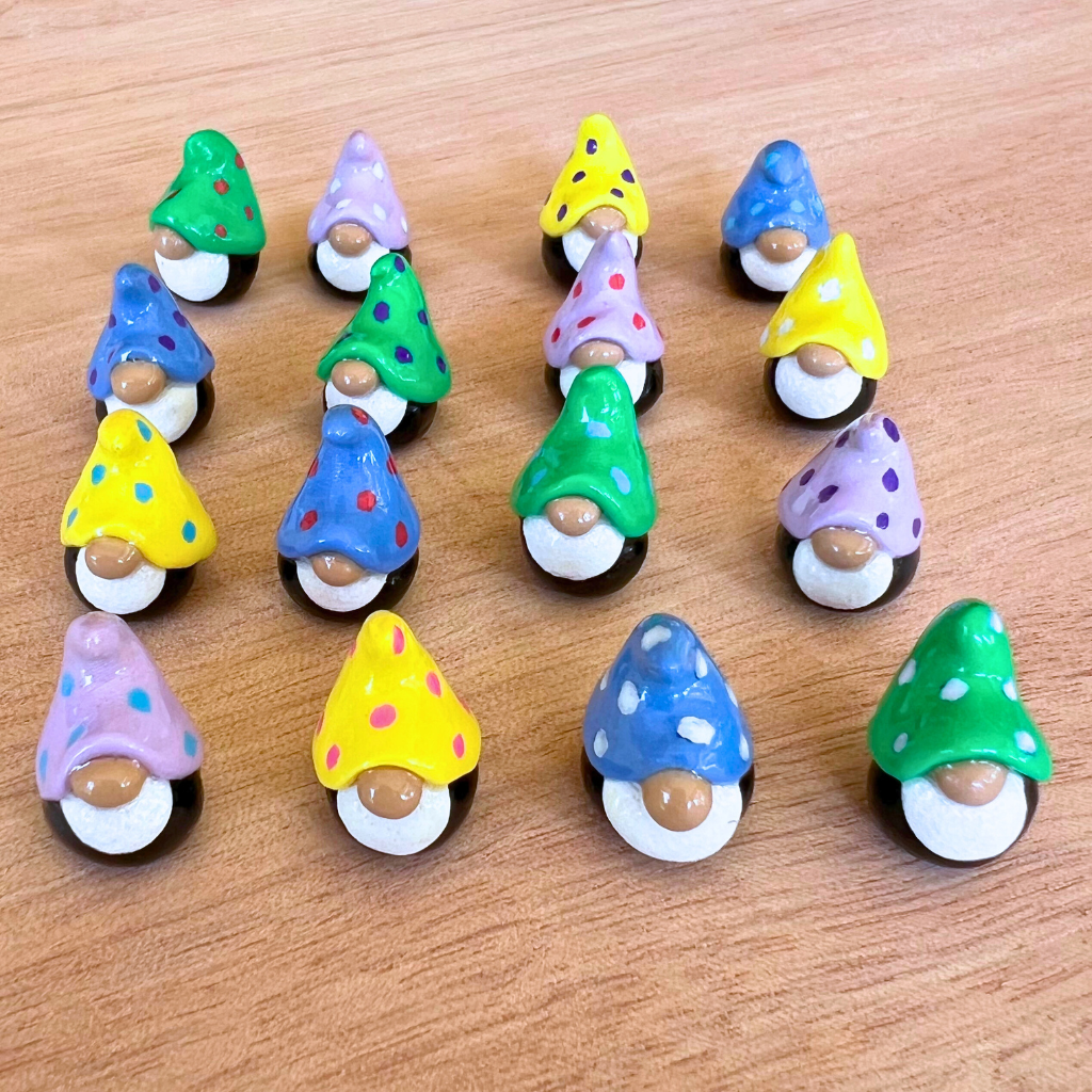 Sweet mini gnomes (set of 16)