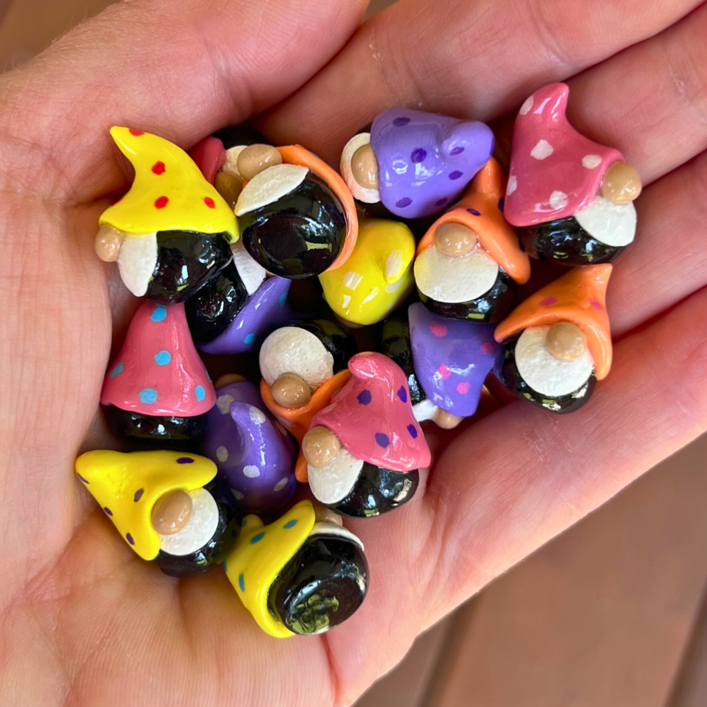 Sweet mini gnomes (set of 16)