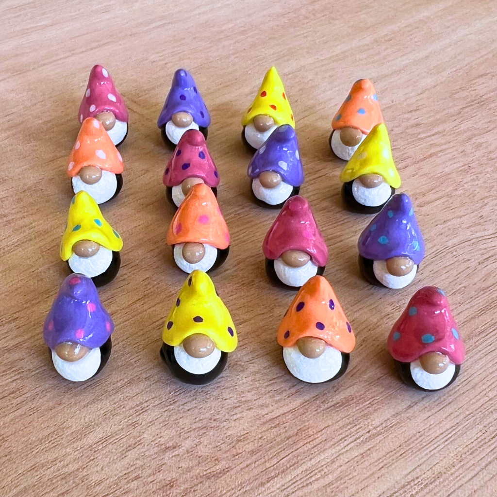 Sweet mini gnomes (set of 16)