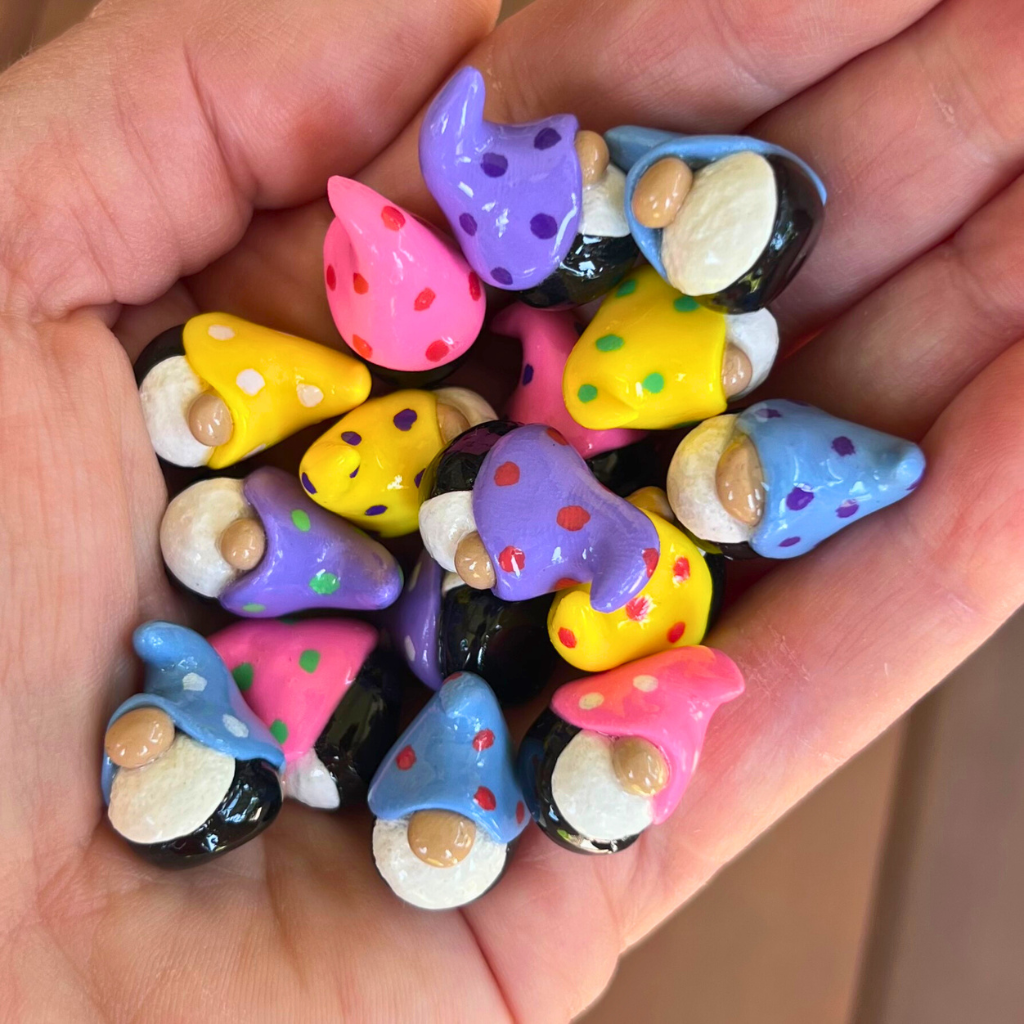 Sweet mini gnomes (set of 16)