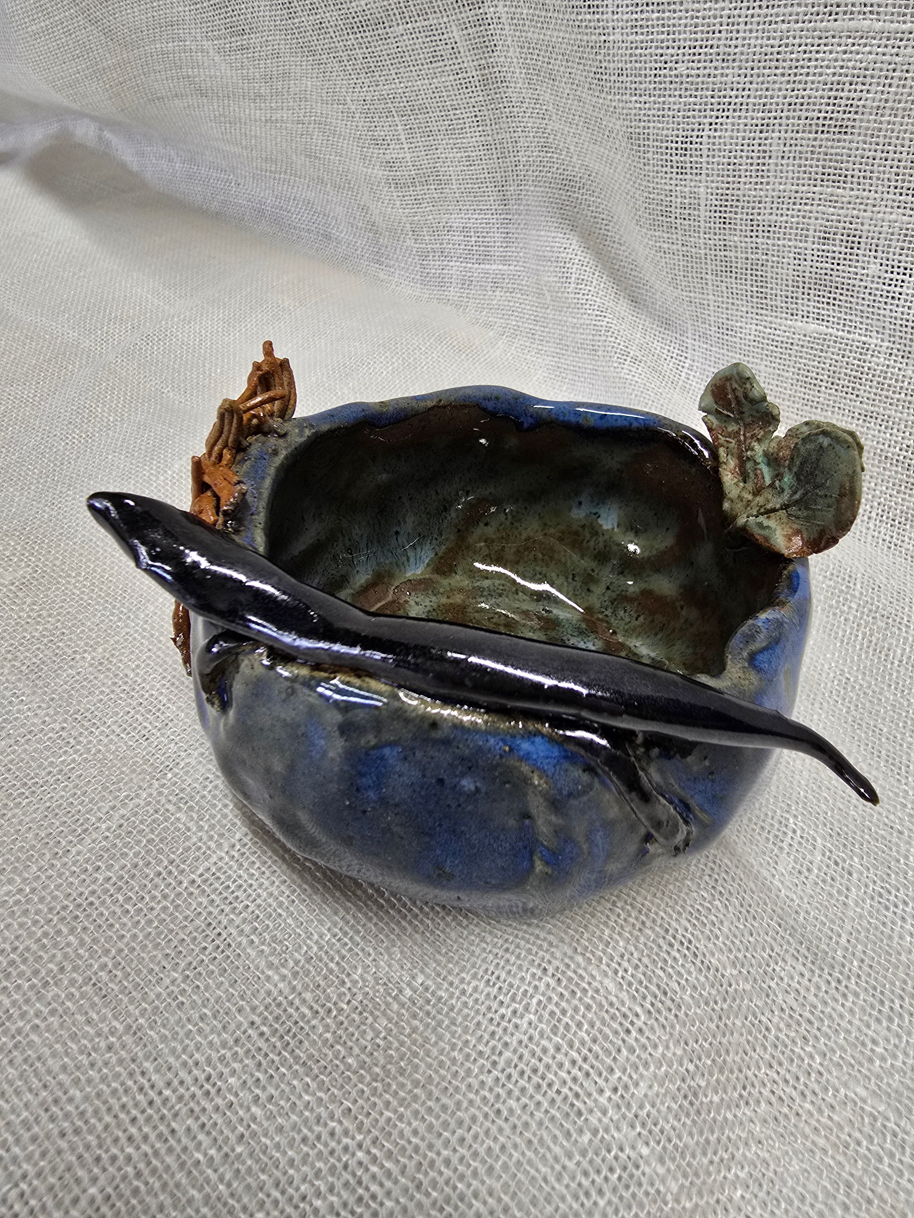 Lizard on rock trinket dish