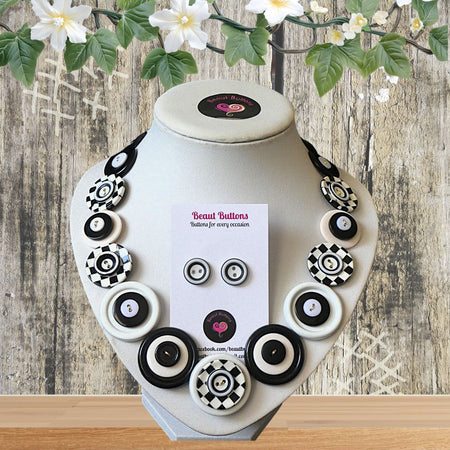 Button necklace and earrings - Checkmate