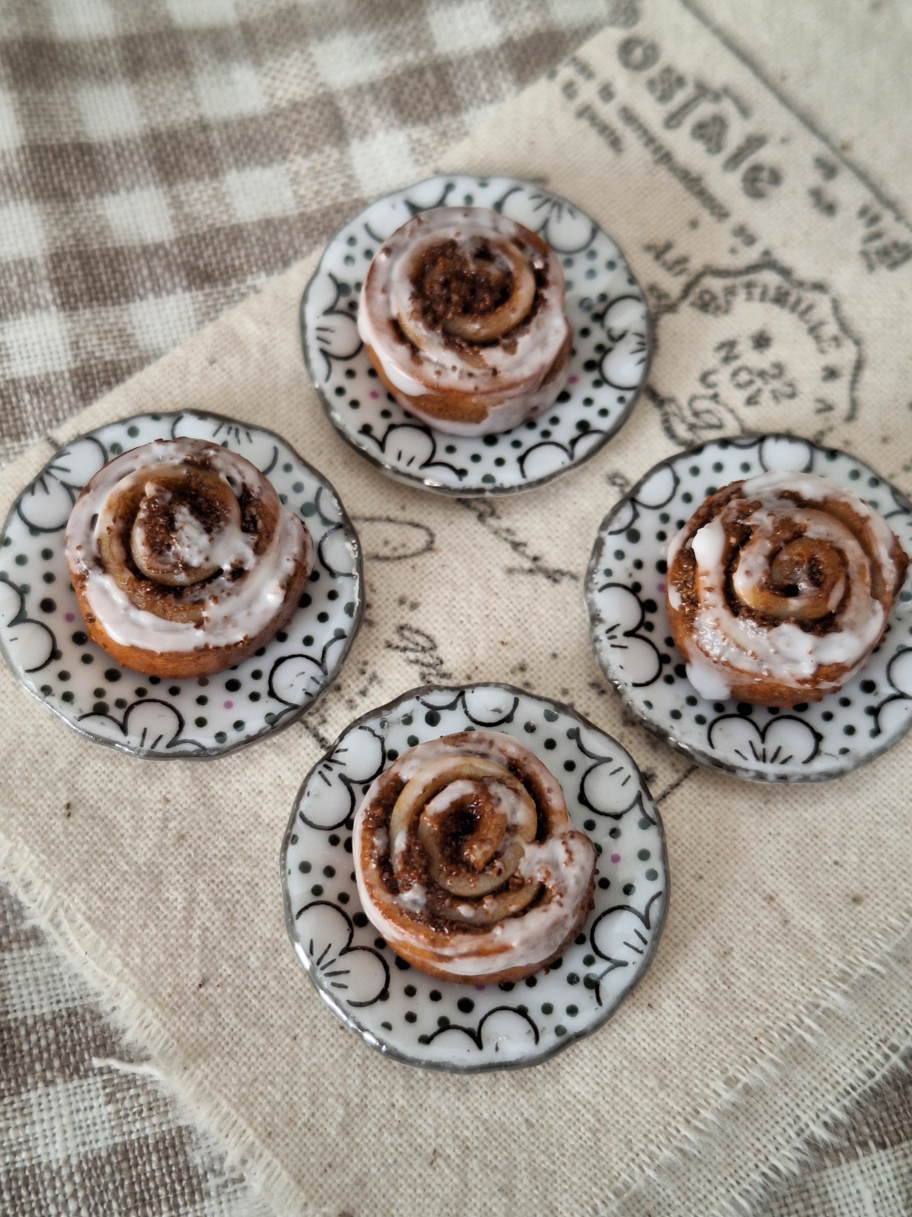 CINNAMON SCROLL with plate - 1:6 scale
