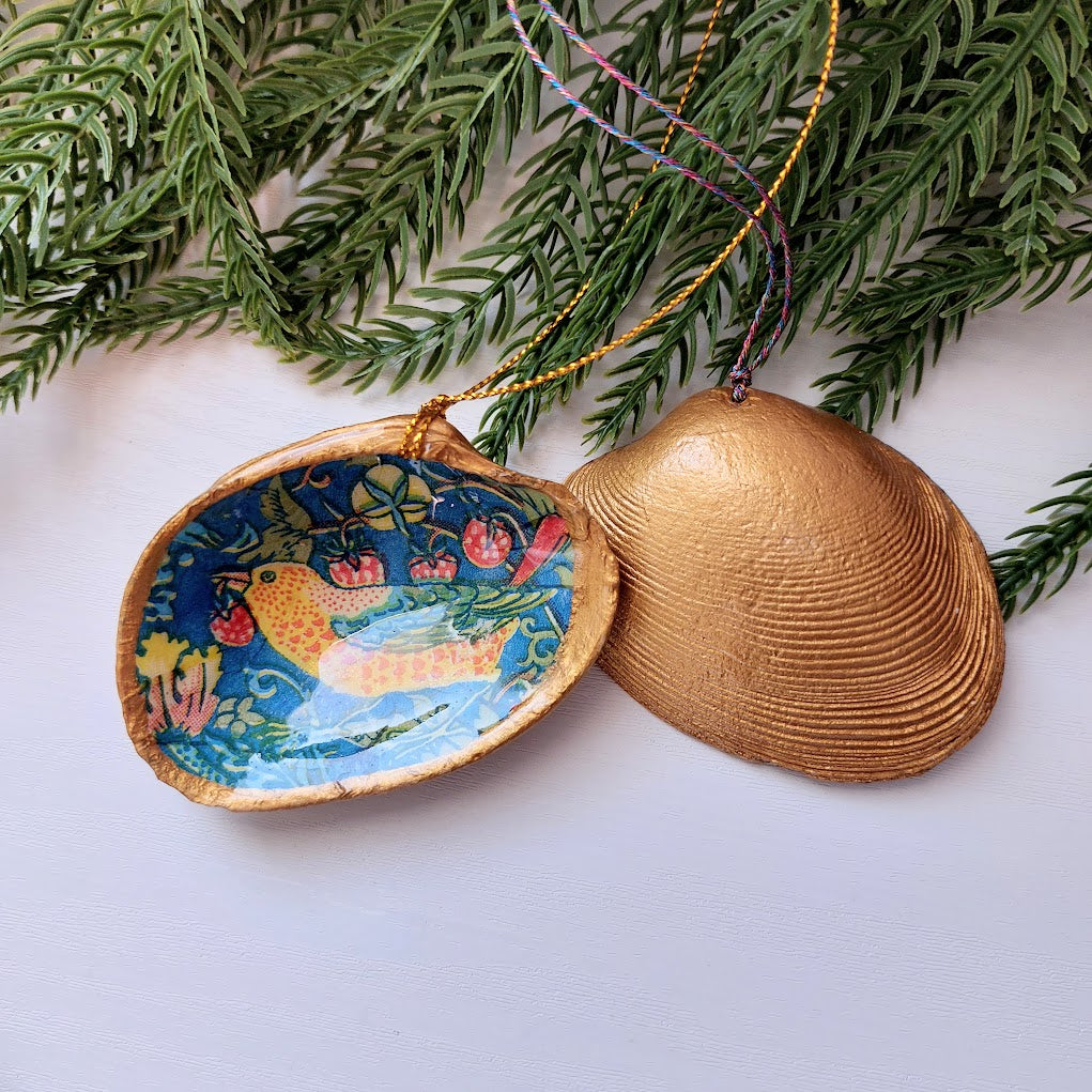 William Morris Strawberry Thief - Real pipi clam shell - Hanging Christmas ornament