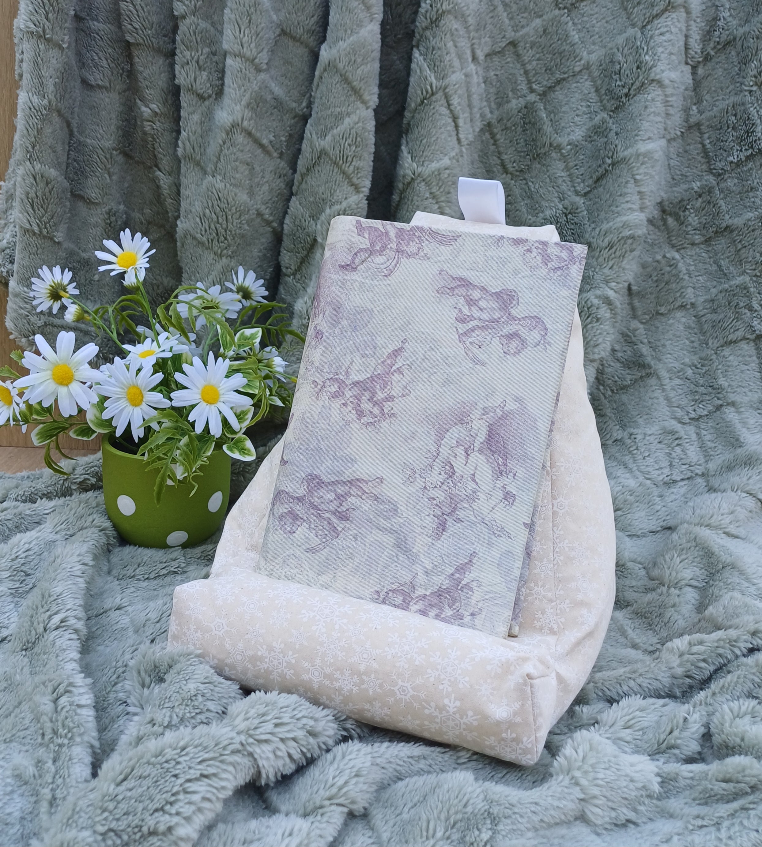 Snowflake Design Pillow Stand to suit Book and Tablet