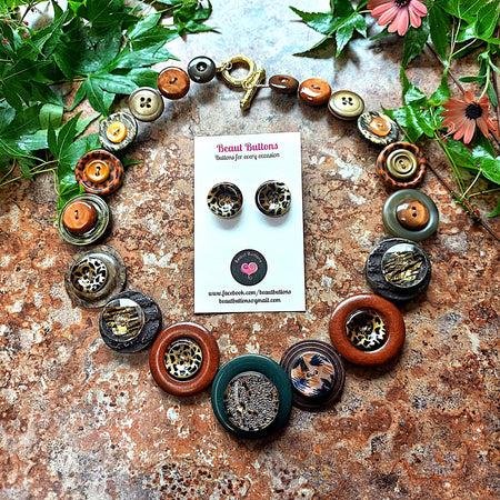 Button necklace and earrings - On Safari