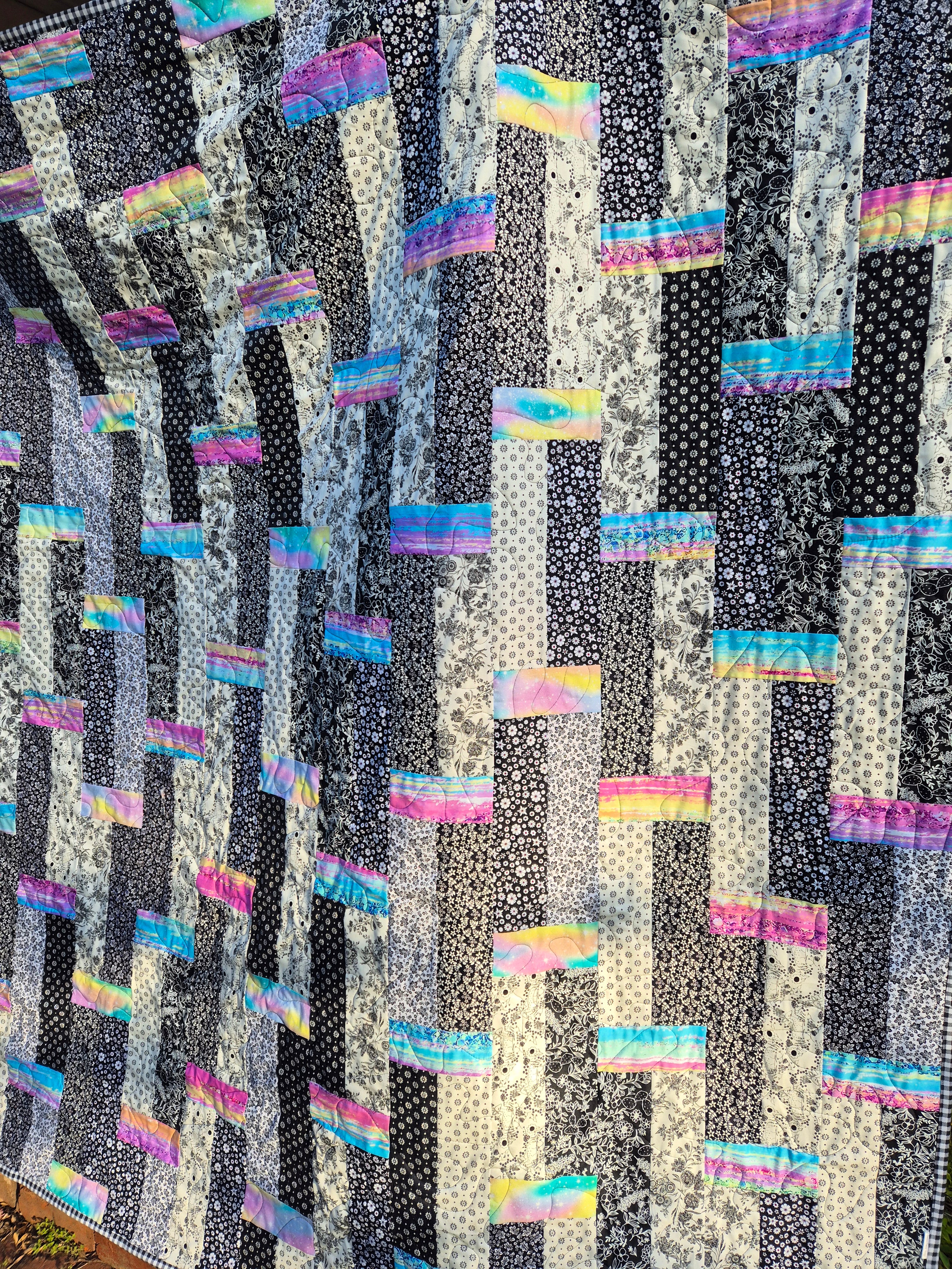 Black and white colour pop queen size quilt