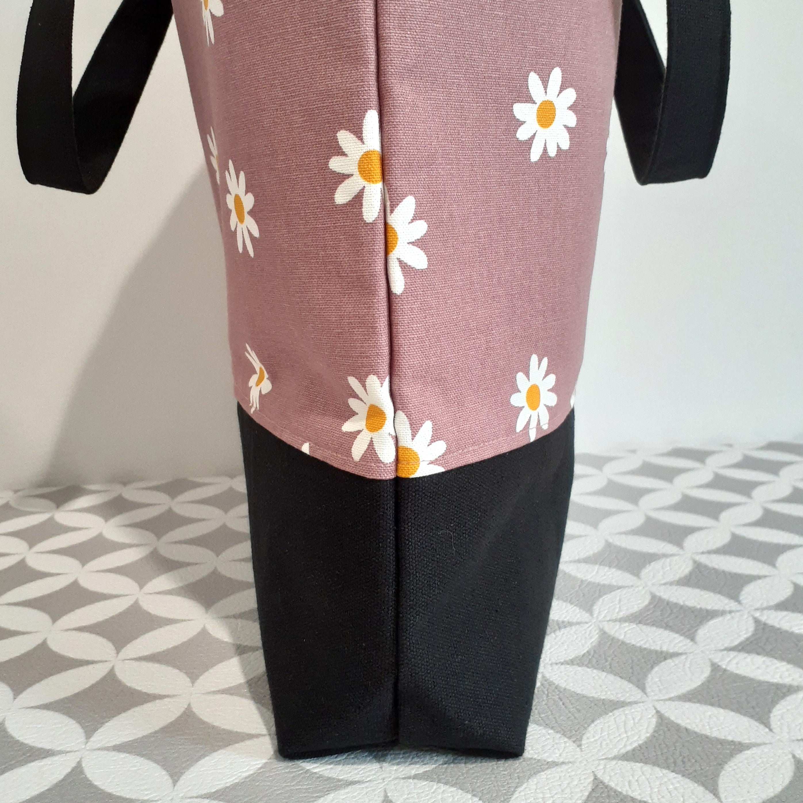 Daisies on Pink – Medium Sized Tote Bag