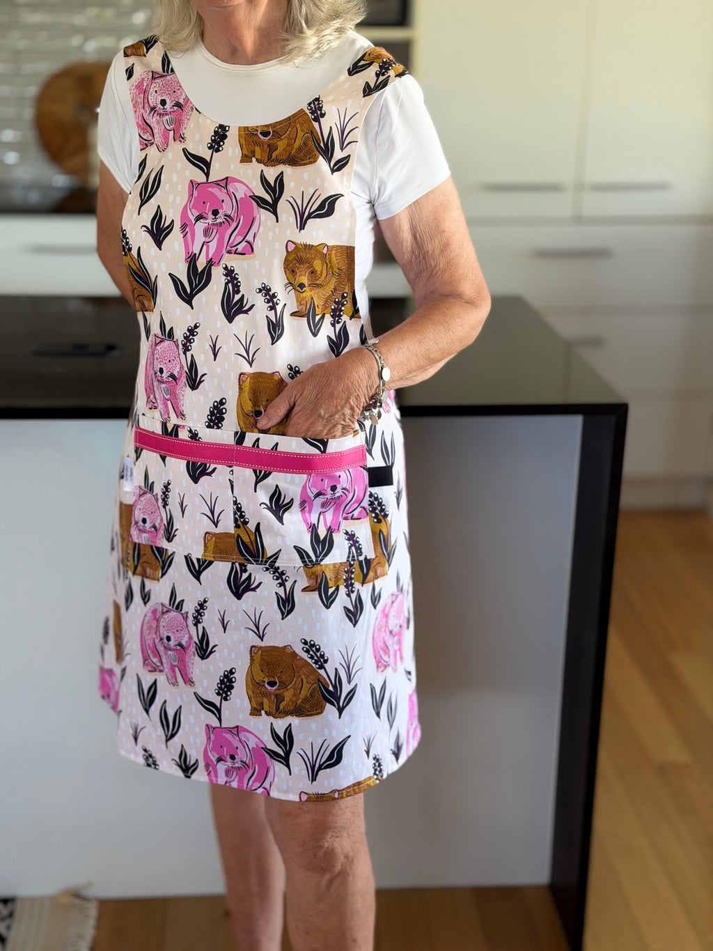 Wombats Japanese style cross back kitchen apron. Crafting, gardening, no ties apron.