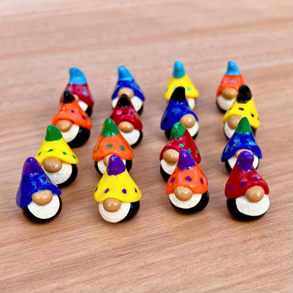 Sweet mini gnomes (set of 16)