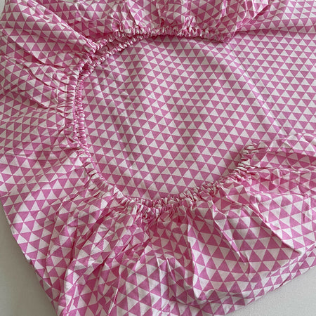 Cot Sheet / Fitted / Candy Pink Triangles