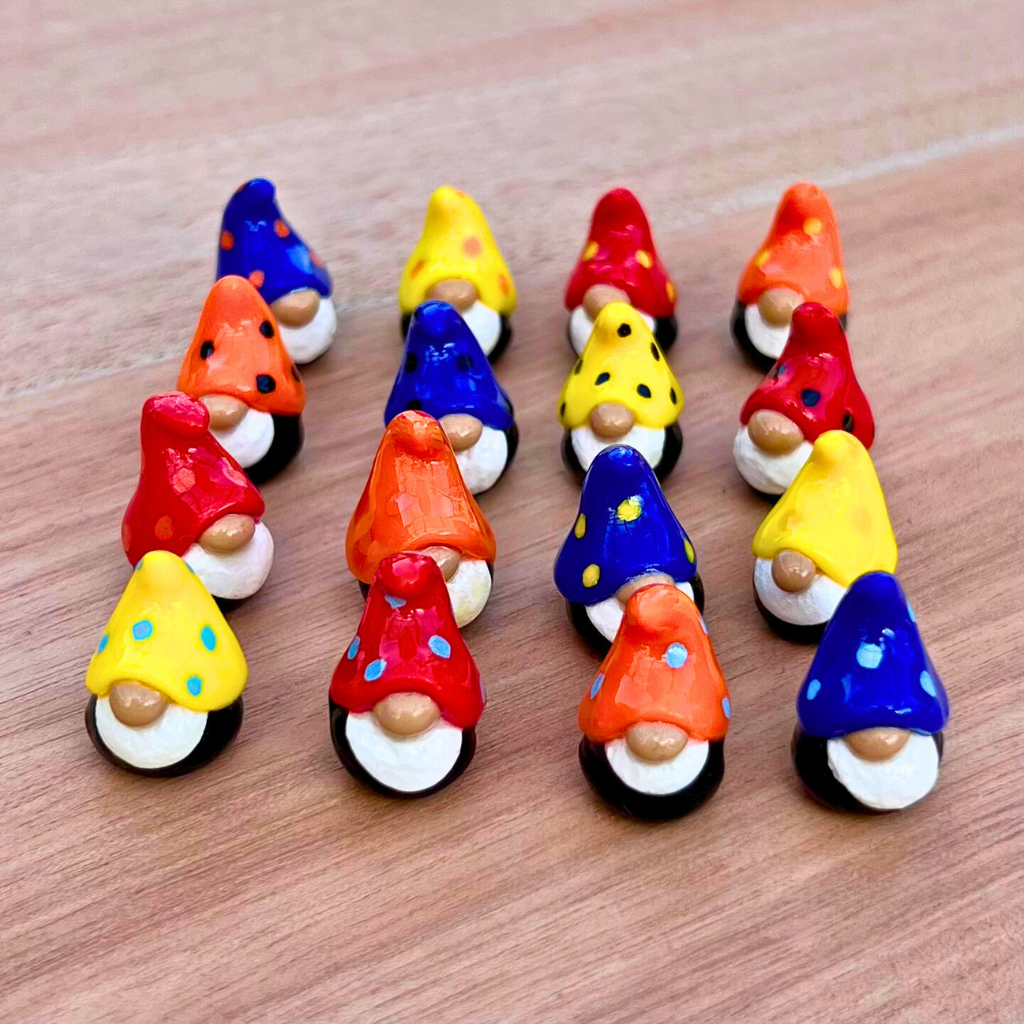 Sweet mini gnomes (set of 16)