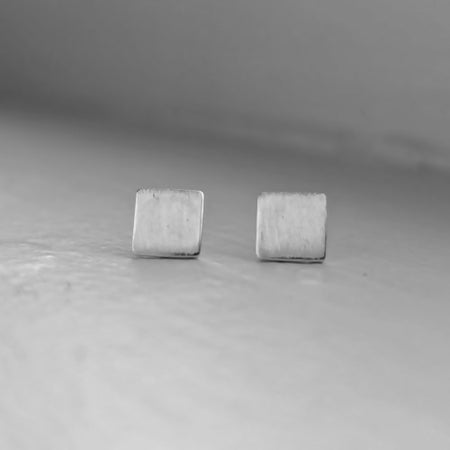 med flat square studs