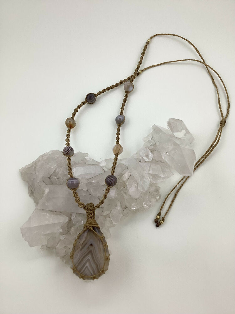 Handmade Macrame Agate Pendent Necklace.