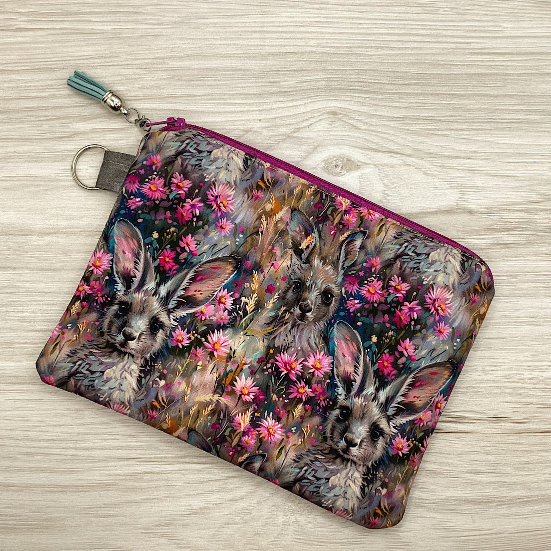 Kangaroos Zip Pouch (21cm x 16cm) Fully lined, lightly padded