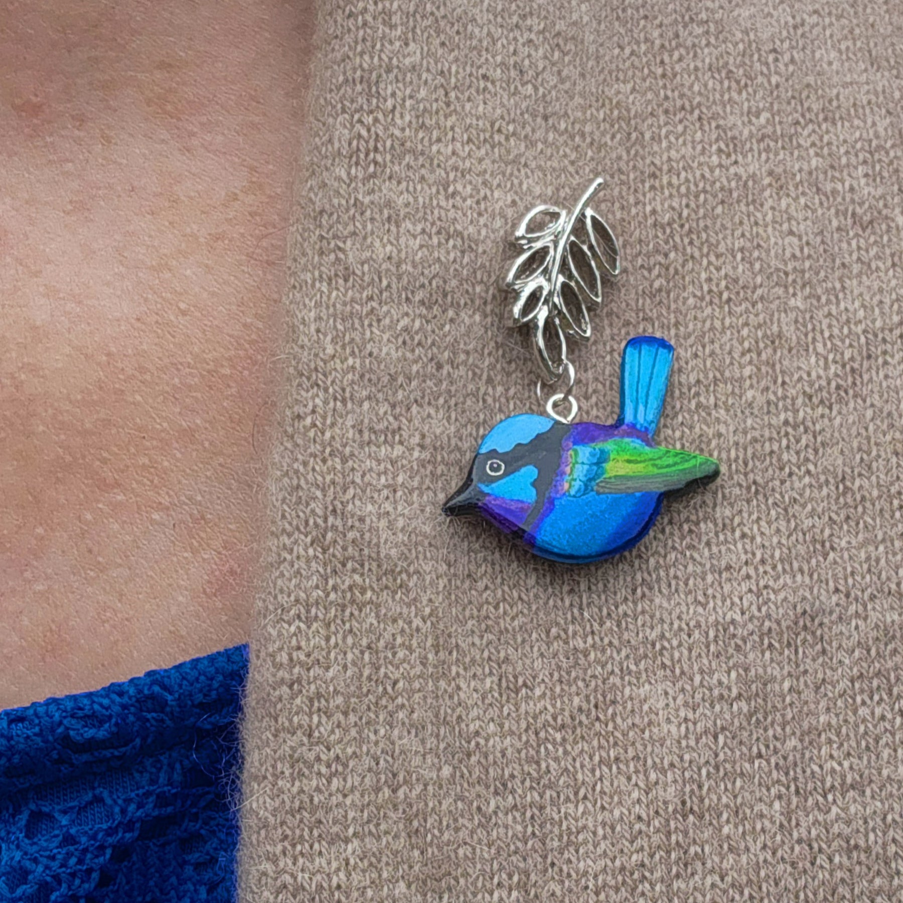 Fairy-wren bird brooch handpainted, handcarved