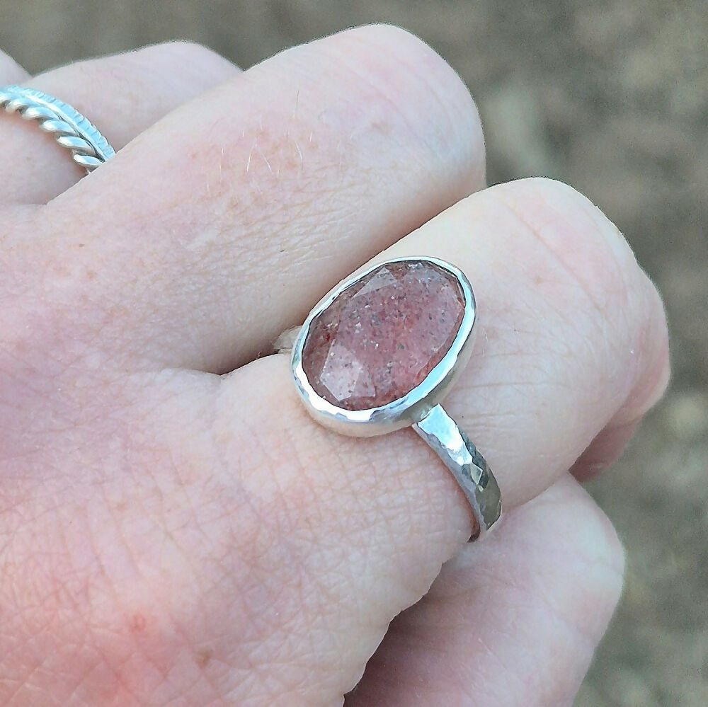 Strawberry Quartz Ring with Hammered Band MI1
