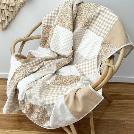 Dainty daisies cot blanket