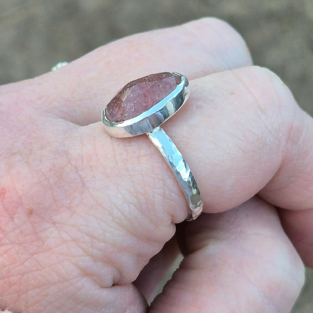 Strawberry Quartz Ring with Hammered Band MI2