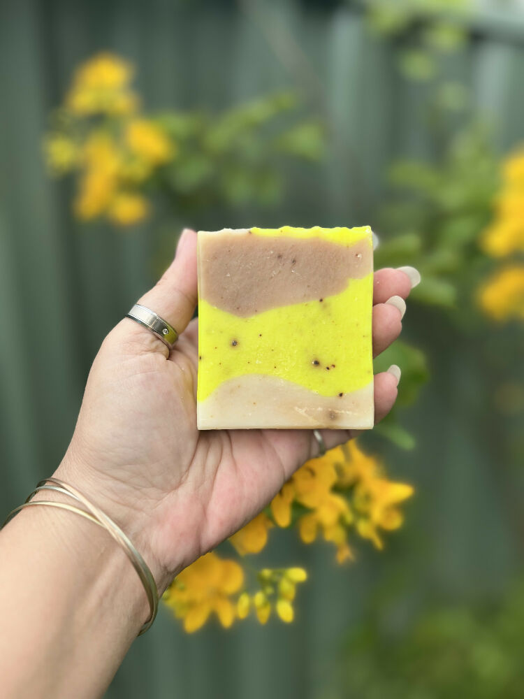 Manuka honey and bee pollen soap