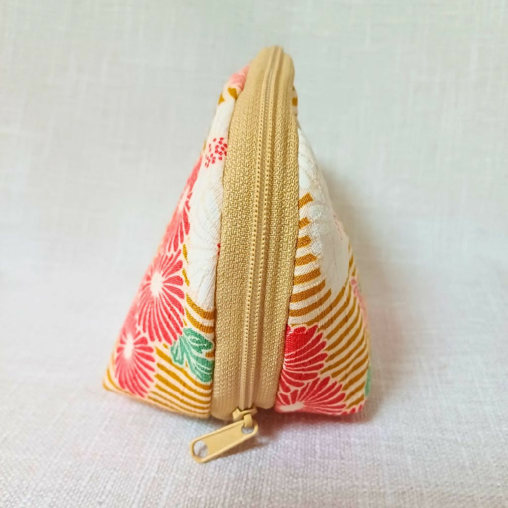 maru-ya_halfmoon pouch_yellow chrysan 2