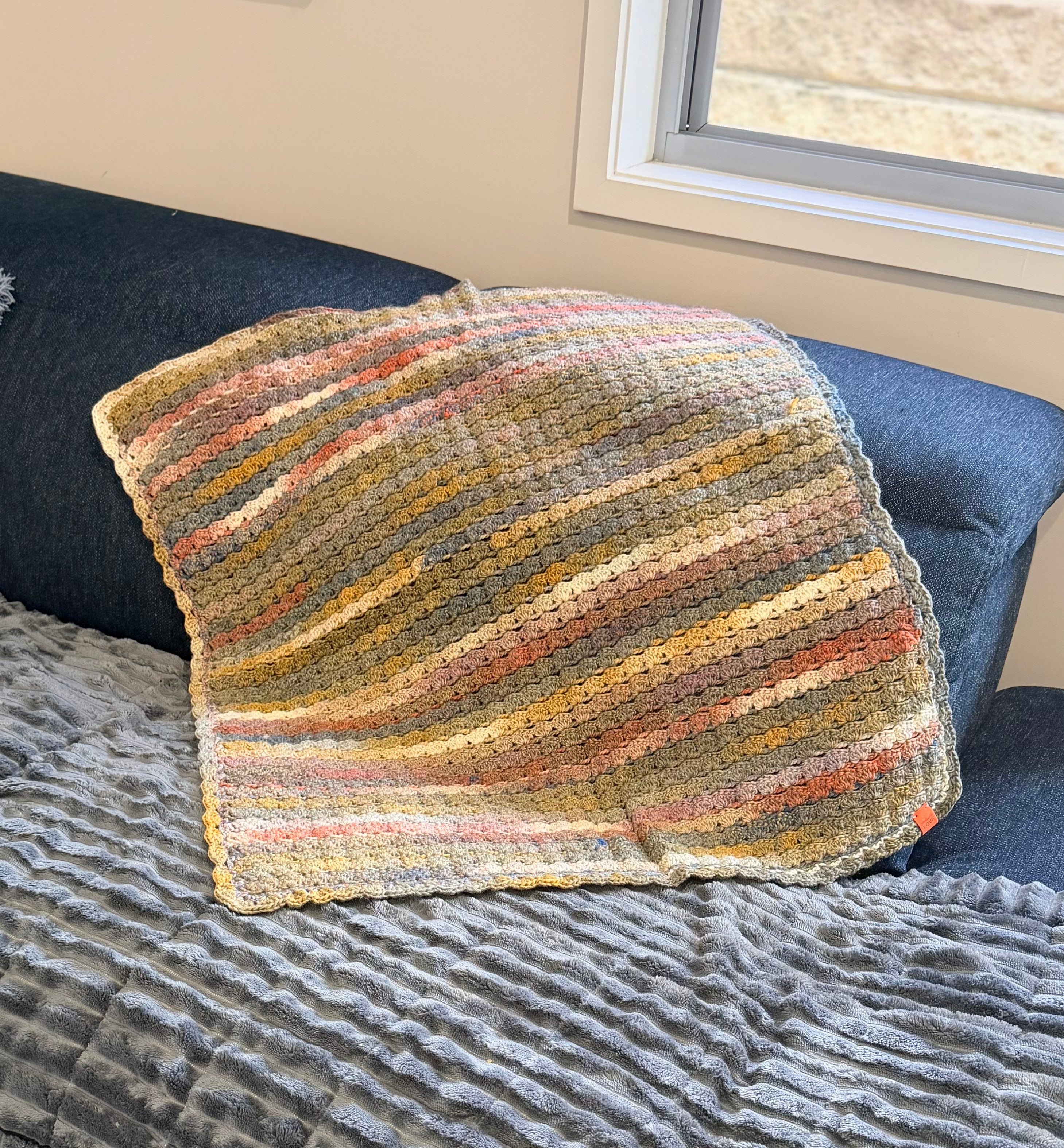 #050 Simple Shells Lap Size Blanket