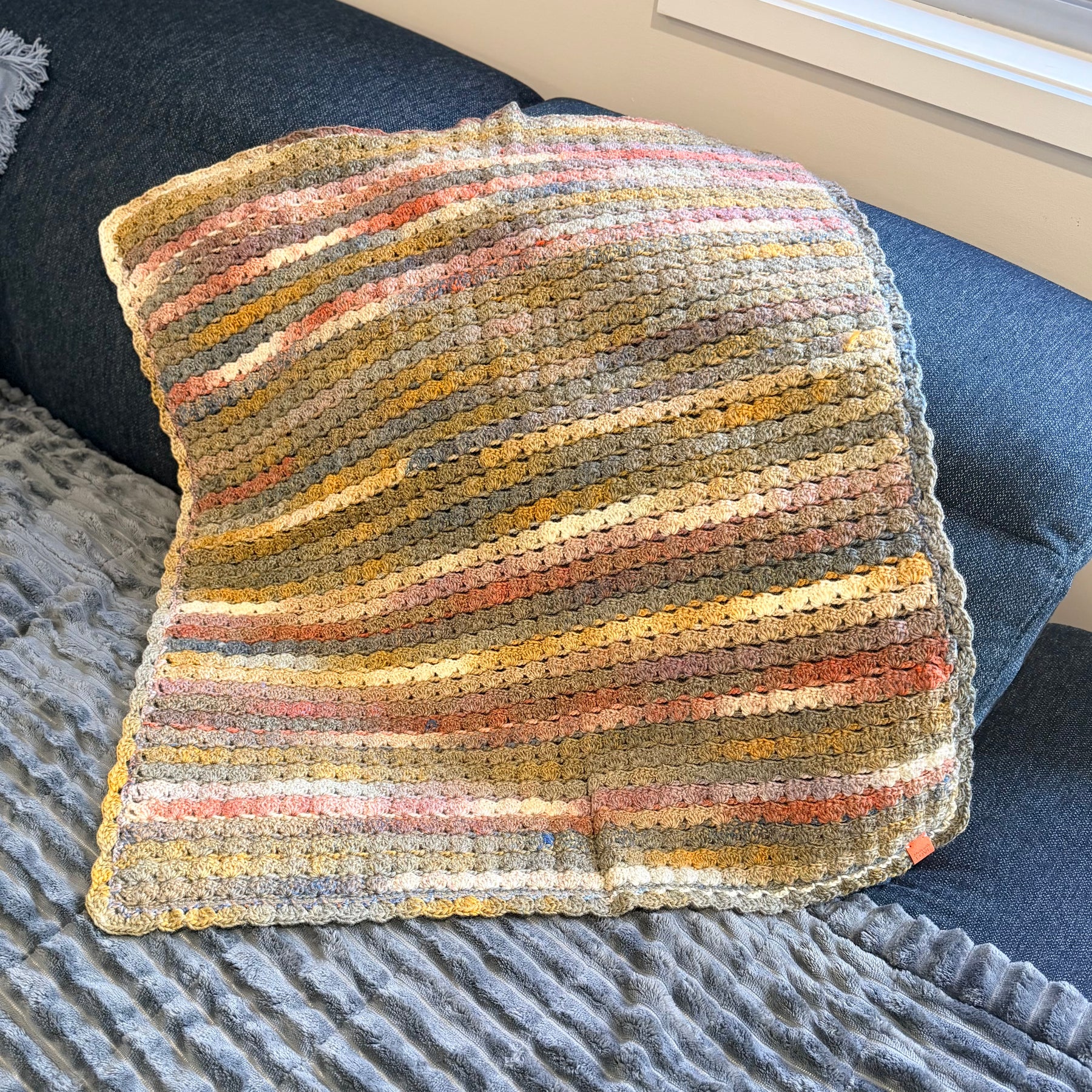 #050 Simple Shells Lap Size Blanket