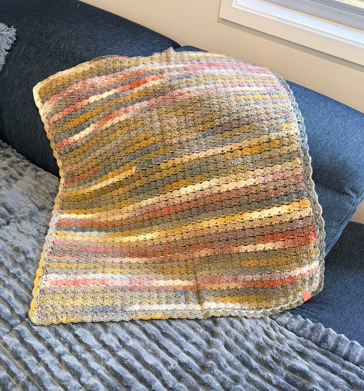 #050 Simple Shells Lap Size Blanket